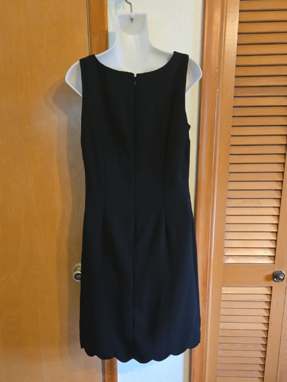 NEW Talbots Black Scalloped Sheath Dress 6 - Picture 4 of 7